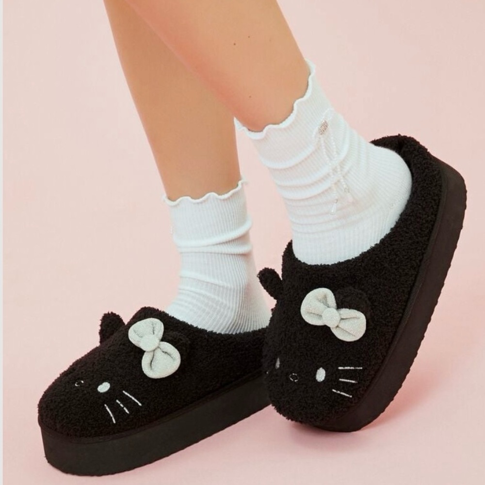 Hello Kitty Sanrio Indoor Slippers Black Comfortable Platform Home Medium M NWT